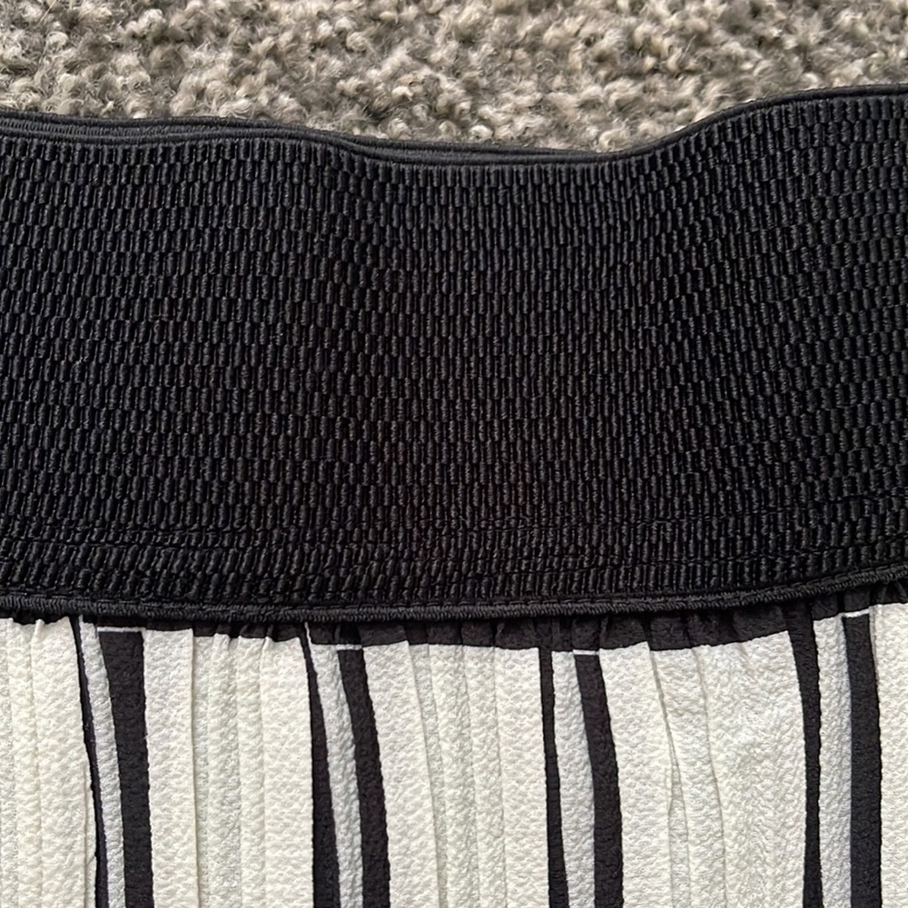 Women skirt. Brand new, no tags - Picture 3 of 7